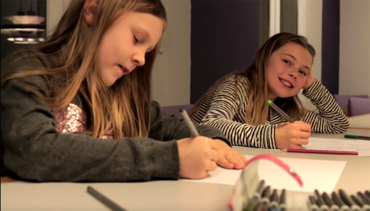 to piger fra film om trivselsgrupper i Frivilligcenter Hillerød