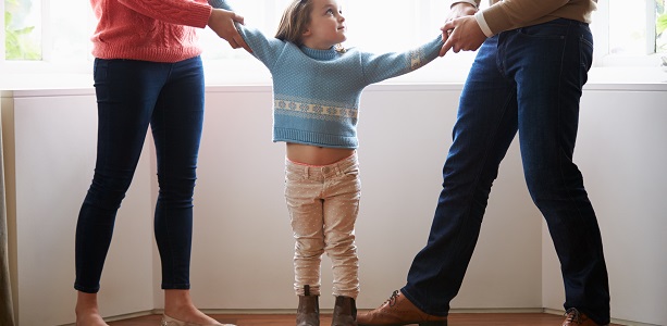 Forældre hiver i barn